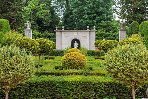 THE_LASKETT_GARDENS_HEREFORDSHIRE_DESIGNER_ROY_STRONG_THE_NYMPHAEUM_IN_JULY_SUMMER_CLIPPED_TOPIARY_B
