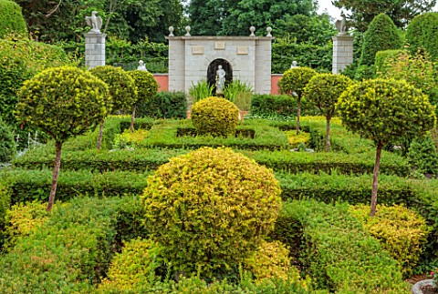 THE_LASKETT_GARDENS_HEREFORDSHIRE_DESIGNER_ROY_STRONG_THE_NYMPHAEUM_IN_JULY_SUMMER_CLIPPED_TOPIARY_B