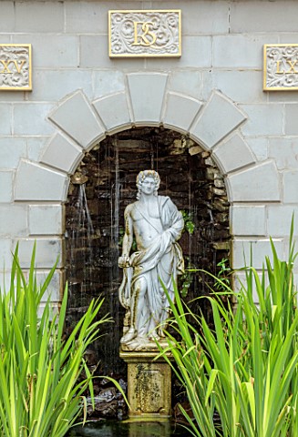 THE_LASKETT_GARDENS_HEREFORDSHIRE_DESIGNER_ROY_STRONG_THE_NYMPHAEUM_IN_JULY_SUMMER_WATER_FEATURE_SCU