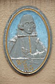 THE LASKETT GARDENS, HEREFORDSHIRE. DESIGNER ROY STRONG: PLAQUE OF WILLIAM SHAKESPEARE ON THE WILLIAM SHAKESPEARE MONUMENT