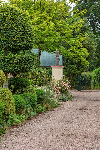 THE_LASKETT_GARDENS_HEREFORDSHIRE_DESIGNER_ROY_STRONG_ENTRANCE_PILLAR_WITH_PINK_FLOWERS_OF_ROSE_ROSA