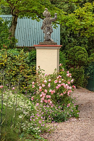 THE_LASKETT_GARDENS_HEREFORDSHIRE_DESIGNER_ROY_STRONG_ENTRANCE_PILLAR_WITH_PINK_FLOWERS_OF_ROSE_ROSA
