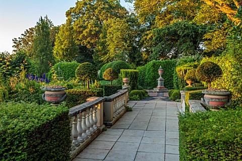 THE_LASKETT_GARDENS_HEREFORDSHIRE_DESIGNER_ROY_STRONG__PAVING_BALUSTRADES_STATUES_CLIPPED_TOPIARY_SH