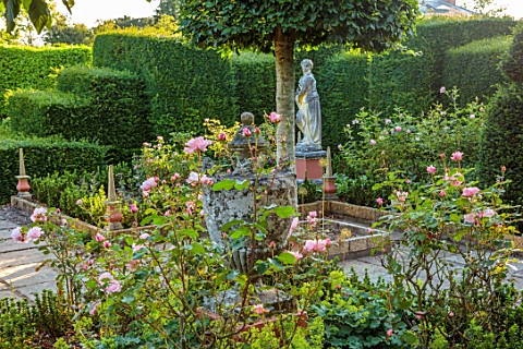 THE_LASKETT_GARDENS_HEREFORDSHIRE_DESIGNER_ROY_STRONG__ROSE_GARDEN_PINK_ROSES_STATUE_CLIPPED_HEDGES_
