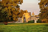 ROUSHAM, OXFORDSHIRE: EVENING LIGHT ON THE PARK WITH HOUSE BEHIND, ENGLISH, COUNTRY, GARDENS, WILLIAM KENT, AUGUST