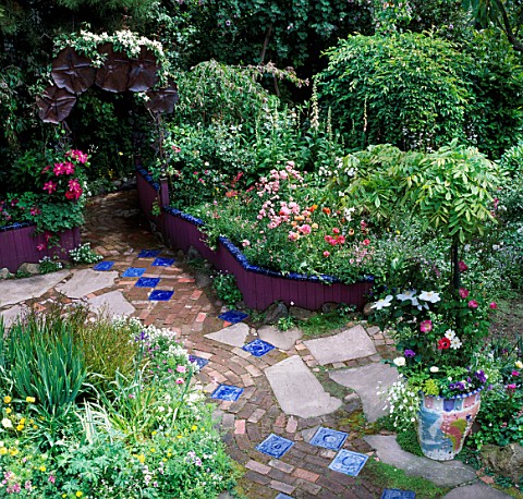 GARDEN_WITH_PATH_INSET_WITH_BLUE_TILES_PAINTED_POT__RAISED_BEDS_BORDERS__COPPER_ARCHDES_KEEYLA_MEADO