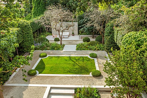 LONDON_GARDEN_DESIGNED_BY_MATT_KEIGHTLEY_SMALL_FORMAL_GARDEN_TOWN_CITY_MALUS_CLIPPED_ROSEMARY_DOMES_