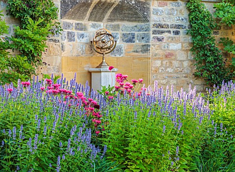 PRIVATE_GARDEN_GLOUCESTERSHIRE__DESIGNER_ANGEL_COLLINS_WALL_FOUNTAIN_WITH_FERNS_WATER_SPOUT_BORDER_W