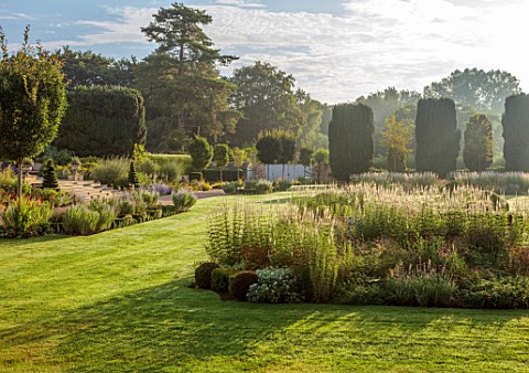 PRIVATE_GARDEN_GLOUCESTERSHIRE__DESIGNER_ANGEL_COLLINS__LAWN_CLIPPED_TOPIARY_YEW__FORMAL_PARTERRE_VE