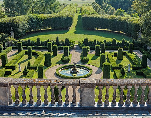 VEN_HOUSE_SOMERSET_VIEW_FROM_THE_ROOF_OF_VEN_HOUSE_SOMERSET_AUGUST_SUMMER_LANDSCAPE_TOPIARY_FORMAL_G