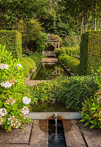 WOLLERTON_OLD_HALL_SHROPSHIRE_BORDERS_PATHS_SEPTEMBER_HEDGES_SEPTEMBER_SUMMER_WATER_RILL_FOUNTAIN_WO