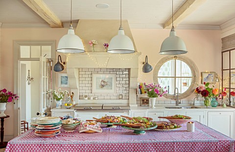 ASHBROOK_HOUSE_NORTHAMPTONSHIRE_DESIGNER_JOSEPHINE_MAYDON_KITCHEN_WITH_TABLE_SET_FOR_LUNCH