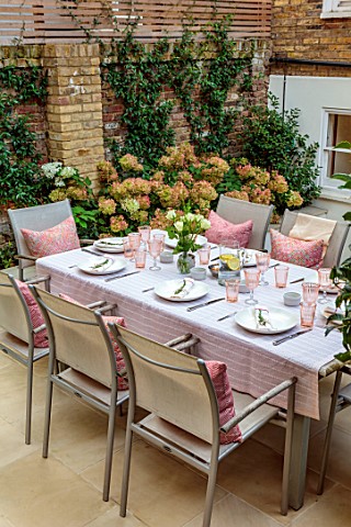 SMALL_TOWN_CITY_GARDEN_DESGNED_BY_ALASDAIR_CAMERON_LONDON_DINING_TABLE_AND_CHAIRS_PATIO_TERRACE_WALL