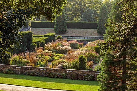 CHATSWORTH_DERBYSHIRE_DESIGN_TOM_STUARTSMITH_THE_MAZE_GARDEN_PLANTED_WITH_LATE_SUMMER_PERENNIALS_AND