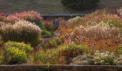 CHATSWORTH_DERBYSHIRE_DESIGN_TOM_STUARTSMITH_THE_MAZE_GARDEN_PLANTED_WITH_LATE_SUMMER_PERENNIALS_AND