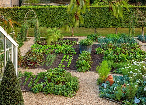 ROCKCLIFFE_GLOUCESTERSHIRE_THE_WALLED_KITCHEN_GARDEN_VEGETABLES_COUNTRY_POTAGER_COPPER_CONTAINER_COS