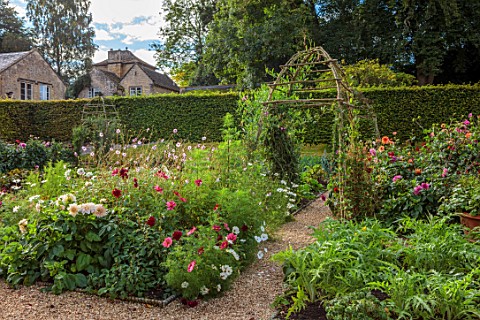 ROCKCLIFFE_GLOUCESTERSHIRE_POTAGER_VEGETABLE_KITCHEN_GARDEN_COUNTRY_HEDGES_HEDGING_PATH_ARCH_DAHLIAS