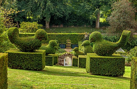 ROCKCLIFFE_GLOUCESTERSHIRE_GREEN_LAWN_SLOPE_HILL_CLIPPED_TOPIARY_BIRDS_HEDGES_HEDGING_GATE