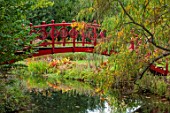 THENFORD GARDENS & ARBORETUM, NORTHAMPTONSHIRE: AUTUMN, OCTOBER, RED WOODEN BRIDGE, WOODLAND, WATER, STREAM, CANAL, WEEPING WILLOW