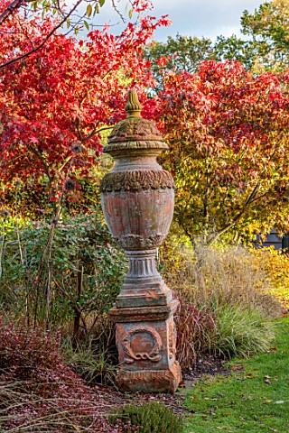WILD_THYME_COTTAGE_STAFFORDSHIRE_AUTUMN_TERRACOTTA_URN_CONTAINER_LAWN_MAPLES_FALL_FOLIAGE_LAWN_BORDE