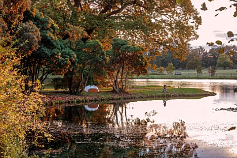 SPETCHLEY_PARK_GARDENS_WORCESTERSHIRE_VIEW_OF_THE_LAKE_AUTUMN_FALL_OCTOBER_EVENING_LIGHT