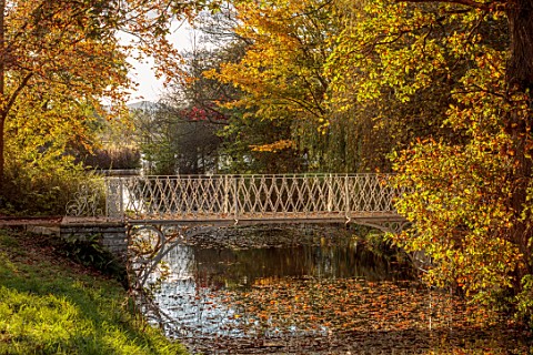 SPETCHLEY_PARK_GARDENS_WORCESTERSHIRE_WHITE_METAL_BRIDGE_OVER_THE_CANAL_AUTUMN_OCTOBER_FALL_FOLIAGE_