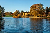 SPETCHLEY PARK GARDENS, WORCESTERSHIRE: VIEW ACROSS LAKE, AUTUMN, OCTOBER, EVENING LIGHT, HOUSE, TREES