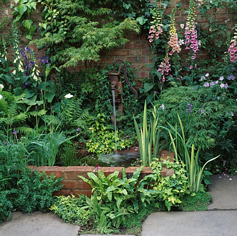 SMALL_WATER_FEATURE_IN_SHADY_CORNER_WITH_OLD_PUMP_SURROUNDED_BY_FERNS_CHELSEA_95_DESIGNER_ROGER_PLAT