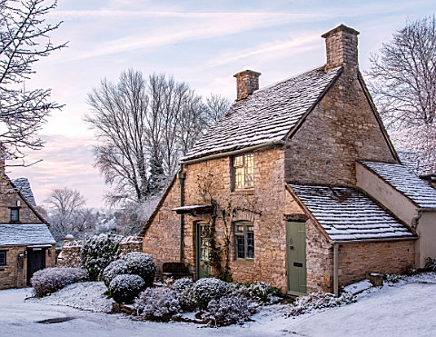 INKWELL_COTTAGE_BURFORD_OXFORDSHIRE_THE_COTTAGE_IN_SNOW_DECEMBER_FROST_WINTER_HOUSE