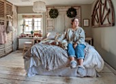 KATHRYN MCFALL, FOUNDER OF CEST TOUT INTERIORS: PEAR TREE COTTAGE, OXFORDSHIRE: MASTER BEDROOM, KATHRYN MCFALL, DOGS, PETS, LUCAS TERRIERS, DAVE AND NED