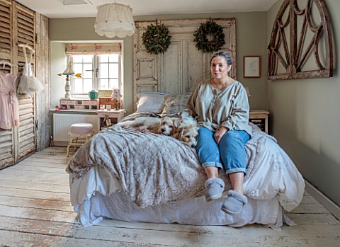 KATHRYN_MCFALL_FOUNDER_OF_CEST_TOUT_INTERIORS_PEAR_TREE_COTTAGE_OXFORDSHIRE_MASTER_BEDROOM_KATHRYN_M