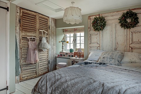 PEAR_TREE_COTTAGE_OXFORDSHIRE_MASTER_BEDROOM_VINTAGE_FRENCH_PANELLING_SHUTTERS
