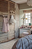 PEAR TREE COTTAGE, OXFORDSHIRE: MASTER BEDROOM, VINTAGE FRENCH PANELLING, SHUTTERS