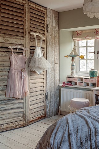 PEAR_TREE_COTTAGE_OXFORDSHIRE_MASTER_BEDROOM_VINTAGE_FRENCH_PANELLING_SHUTTERS