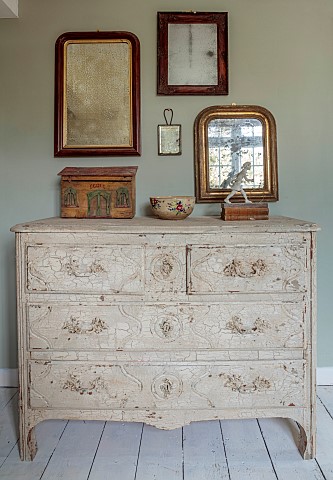 PEAR_TREE_COTTAGE_OXFORDSHIRE_MASTER_BEDROOM_VINTAGE_FRENCH_DRAWERS_GLASS_FRENCH_MIRRORS_VINTAGE_CER