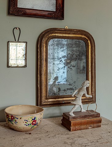 PEAR_TREE_COTTAGE_OXFORDSHIRE_MASTER_BEDROOM_VINTAGE_FRENCH_DRAWERS_GLASS_FRENCH_MIRRORS_VINTAGE_CER