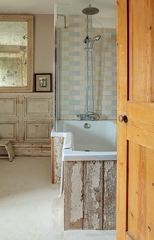 PEAR_TREE_COTTAGE_OXFORDSHIRE_BATHROOM_FRENCH_PANELLED_WALLS_WOOD_FROM_STABLE_DOOR_WITH_BATH_SURROUN