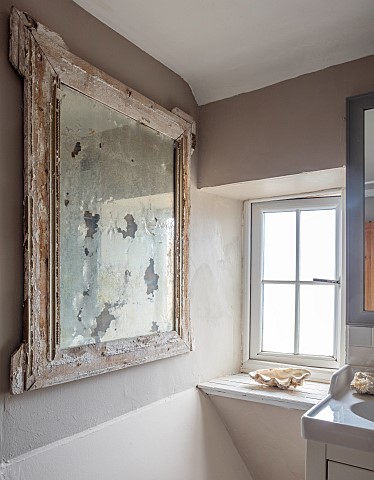 PEAR_TREE_COTTAGE_OXFORDSHIRE_BATHROOM_VINTAGE_FOXED_GLASS_FRENCH_MIRROR_CLAM_SHELL