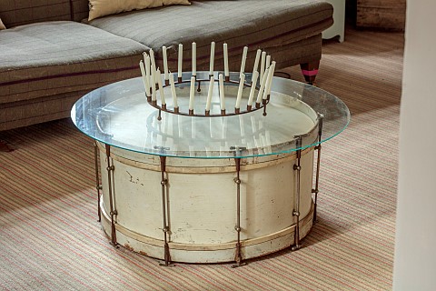 PEAR_TREE_COTTAGE_OXFORDSHIRE_SITTING_ROOM_VINTAGE_CREAM_DRUM_CONVERTED_TO_COFFEE_TABLE_CHRISTMAS_CA
