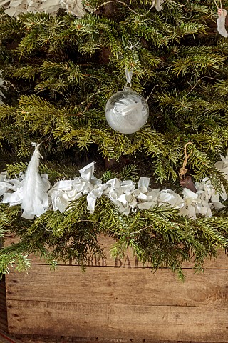 PEAR_TREE_COTTAGE_OXFORDSHIRE_SITTING_ROOM_REAL_CHRISTMAS_TREE_LINEN_RAG_GARLAND_GLASS_BAUBLES_IN_CH