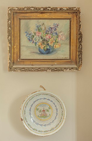 PEAR_TREE_COTTAGE_OXFORDSHIRE_SITTING_ROOM_FRENCH_VINTAGE_FLORAL_PAINTING_AND_DECORATIVE_CERAMIC_PAI