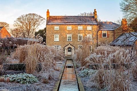 THE_OLD_RECTORY_QUINTON_NORTHAMPTONSHIRE_DESIGNER_ANOUSHKA_FEILER_RILL_RECTORY_GRASSES_FROST_WINTER_