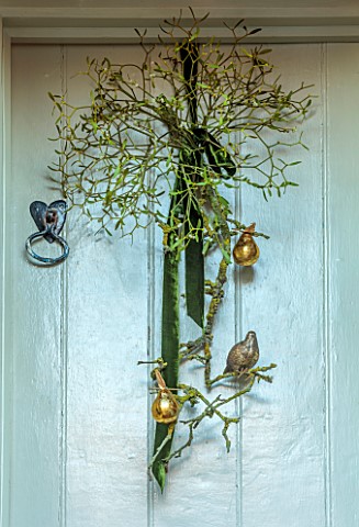 THE_HYDE_HEREFORDSHIRE_JANUARY_CHRISTMAS_DECORATIONS_ON_FRONT_DOOR_BY_SHANE_CONNOLLY_METAL_PARTRIDGE