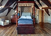 THE HYDE, HEREFORDSHIRE: MASTER BEDROOM