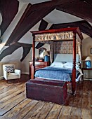THE HYDE, HEREFORDSHIRE: MASTER BEDROOM