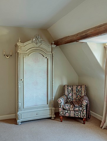 THE_HYDE_HEREFORDSHIRE_CHAIR_AND_WARDROBE_IN_BEDROOM