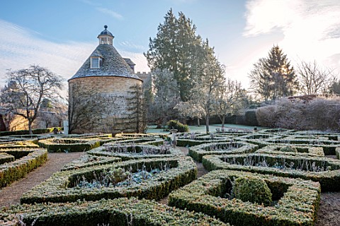 ROUSHAM_OXFORDSHIRE_THE_ROSE_GARDEN_JANUARY_FROST_FROSTY_WINTER_PIGEON_HOUSE_GARDEN_BOX_HEDGES_HEDGI