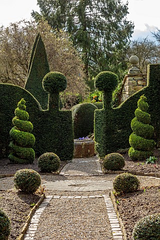 YORK_GATE_LEEDS_CLIPPED_TOPIARY_SHAPES_HEDGES_HEDGING_PATHS_WINTER_FEBRUARY_HERB_GARDEN