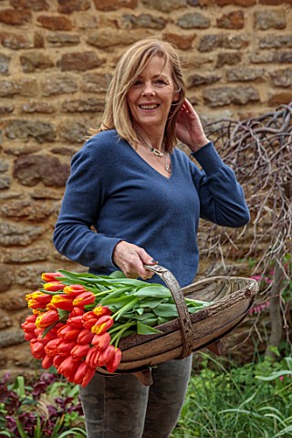 SMITH__MUNSON_LINCOLNSHIRE_WOMAN_ANNETTE_HOLDING_TRUG_FILLED_WITH_TULIPS