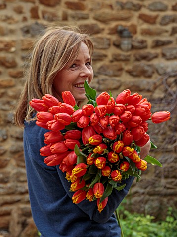 SMITH__MUNSON_LINCOLNSHIRE_WOMAN_HOLDING_TULIPS